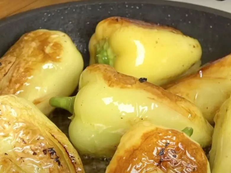 Жареный болгарский перец с чесноком и помидорами — лучшая летняя закуска