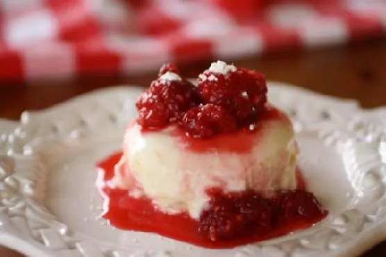 Panna Cotta з малиновим та апельсиновим соусом: ніжний десерт для кожного
