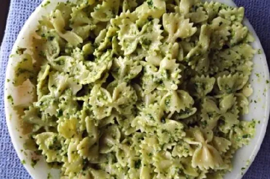 Pesto та йогуртові макарони: смачна та швидка страва
