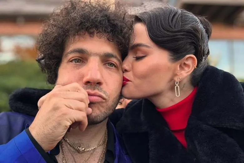 Селена Гомес и Бенни Бланко на свадьбе рэпера Lil Dicky: стильные образы звездной пары