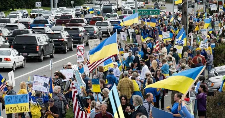 Тысяча людей в Анкоридже поддержали Украину накануне саммита Трампа и Путина