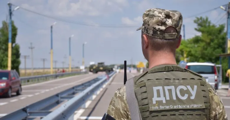 Уряд оновлює правила виїзду за кордон для чоловіків 18-22 років – Зеленський