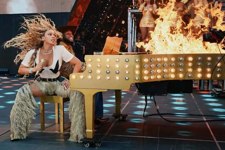 Бейонсе получила первую премию «Эмми» за костюмы к шоу Beyoncé Bowl