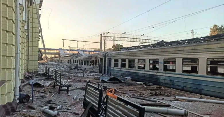 Россия атаковала железнодорожную станцию в Синельниковом: отменено несколько поездов