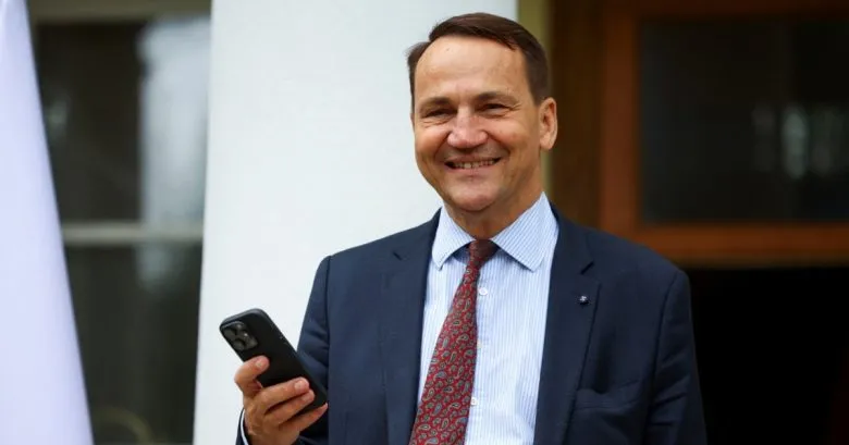 Сікорський раскритиковал Венгрию за запрет на въезд командиру «Мадяру» и пригласил его в Польшу