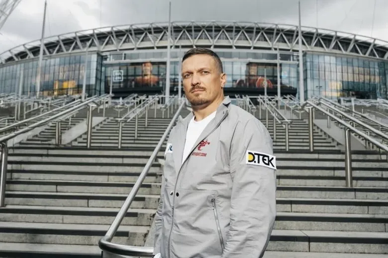 Олександр Усик увійшов до топ-10 найбагатших боксерів світу, випередивши Леннокса Льюїса