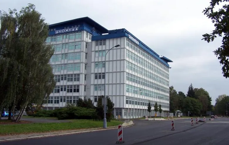 Foxconn розпочала масове виробництво iPhone 17: зарплати, бонуси й умови роботи