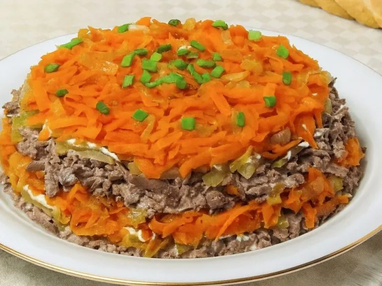 Рецепт салата из говяжьих легких, лука и моркови: вкусный и простой вариант