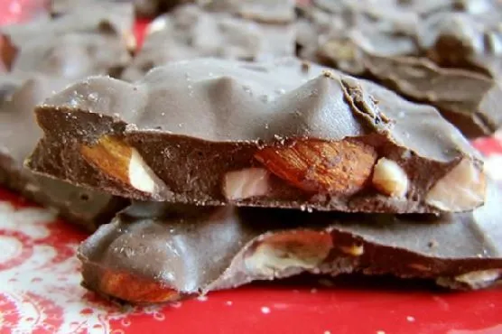 Chocolate Almond Bark: Смачна і корисна закуска без глютену та молочних продуктів