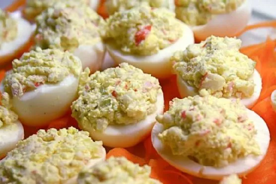 Яйца с крабом: вкусная закуска для любого повода