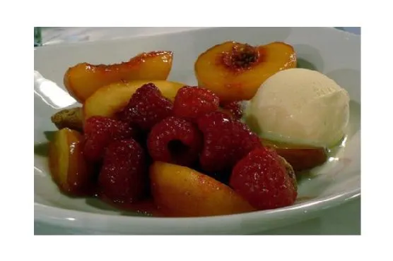 Peach Melba: Смачний десерт з персиками та малиновим сиропом