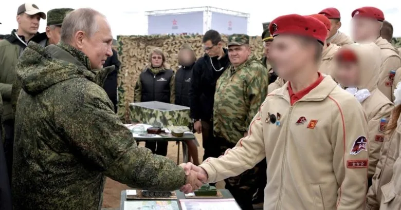 росія примусово навчає українських дітей війні та пропаганді на окупованих територіях