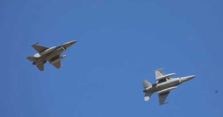 Румынские F-16 отслеживали дрон у границы после российских атак: реакция Зеленского