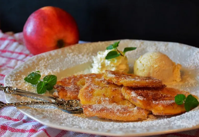 Яблочные оладьи за 15 минут: простой рецепт для вкусного и быстрого завтрака