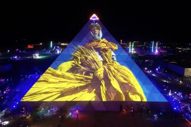 Главная пирамида Burning Man в Неваде засияла украинской символикой