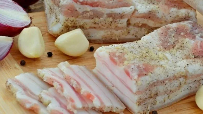 Рецепт маринованного сала с характером: быстрая закуска с пикантным вкусом