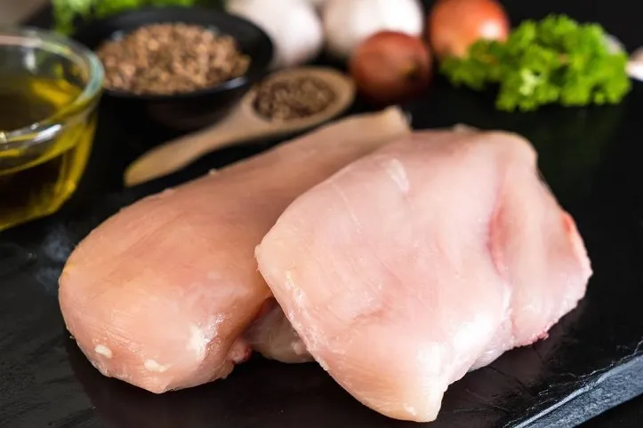 Як швидко приготувати куряче філе з горошком і кабачками на сковороді