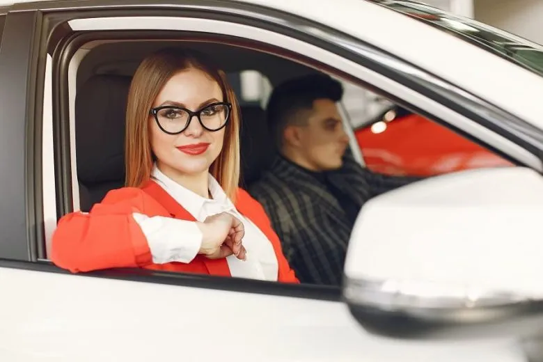 Чому варто обрати оренду авто з водієм: головні переваги