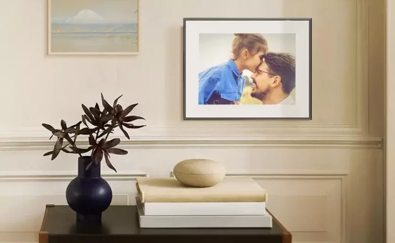 Aura Ink представила фоторамку с 13,3-дюймовым e-ink дисплеем Spectra 6