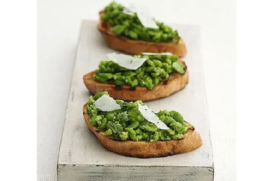 Fava Crostini: смачні канапки з бобів та пармезану