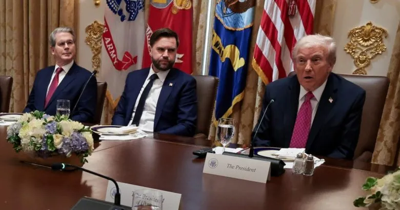 Трамп заявив, що Путін хоче завершити війну та анонсував зустріч в Угорщині