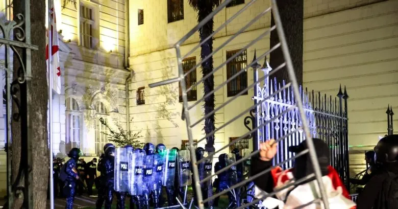 Протести в Грузії: активісти прорвалися до резиденції президента, є постраждалі