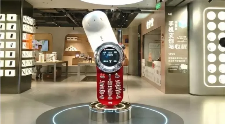 Гігантська Motorola V70 вразила відвідувачів музею у Шеньчжені