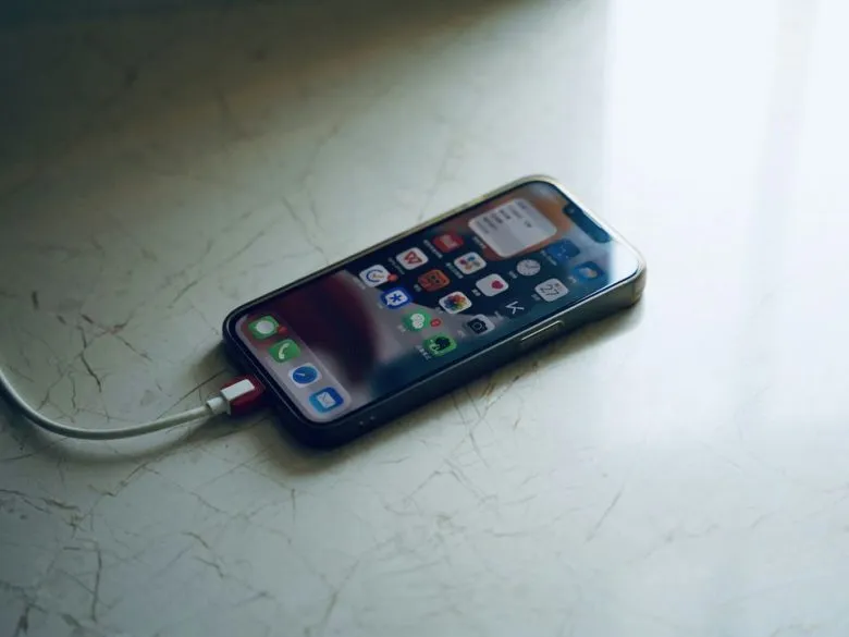 Як швидке заряджання впливає на акумулятор смартфона: міфи й реальність