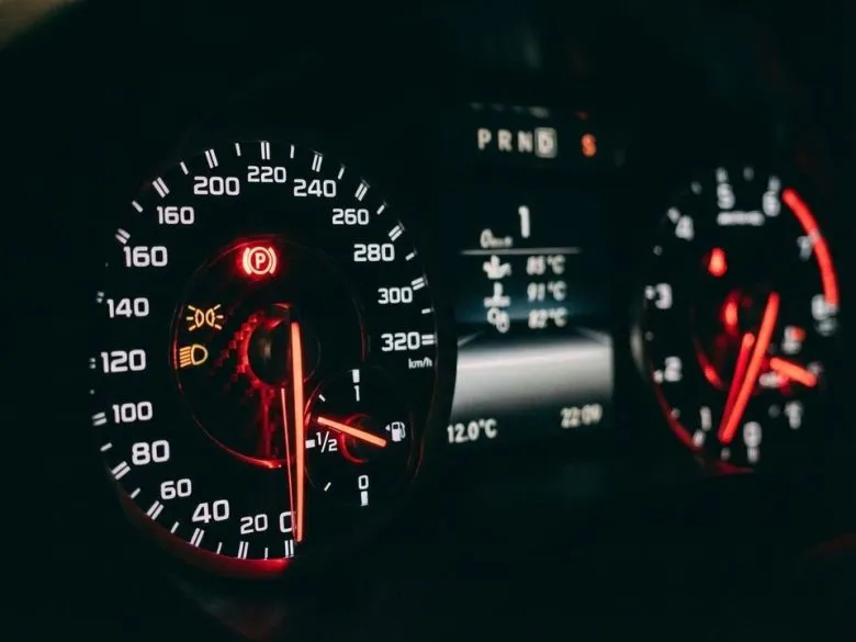 Що означає червоний індикатор стоянкового гальма на панелі приладів авто