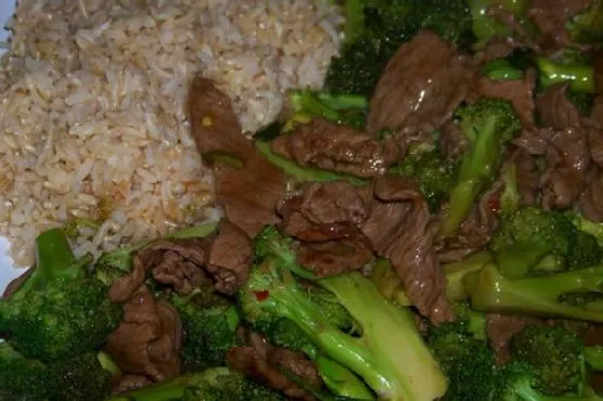Чили и чесночная говядина с брокколи: вкусный рецепт стир-фрая