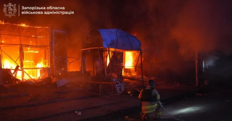 Внаслідок обстрілу росією Запоріжжя постраждали п’ятеро людей та пошкоджено магазин