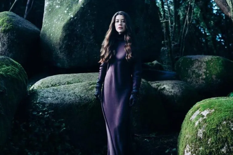 Раміна Есхакзай на обложке Harper’s Bazaar: фотосессия на побережье и личные откровения