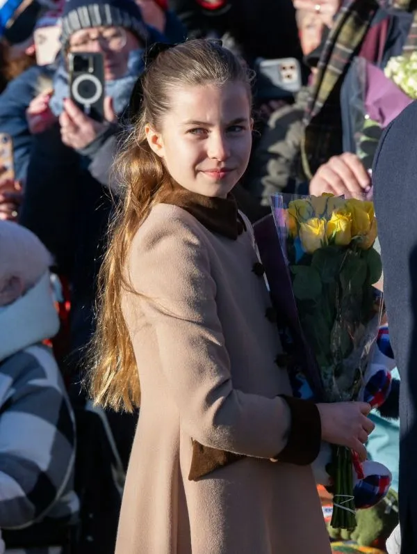 Принцесса Шарлотта покорила поклонников на рождественском празднике в Сандрингеме