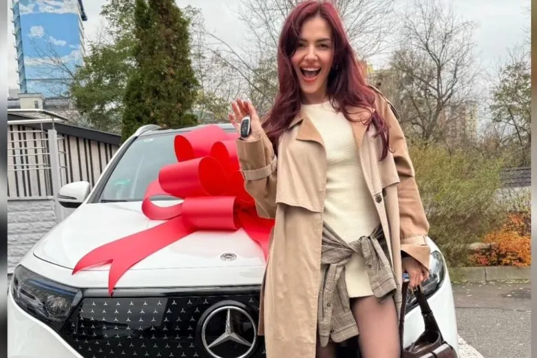 MamaRika отримала у подарунок свій перший Mercedes-Benz EQA 260 від чоловіка