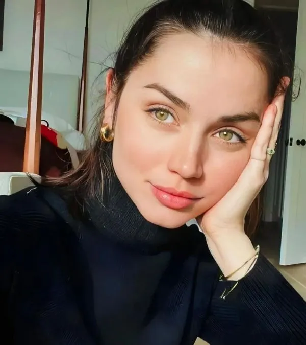 Ана де Армас и Джейкоб Элорди замечены за флиртом на «Золотом глобусе 2026»