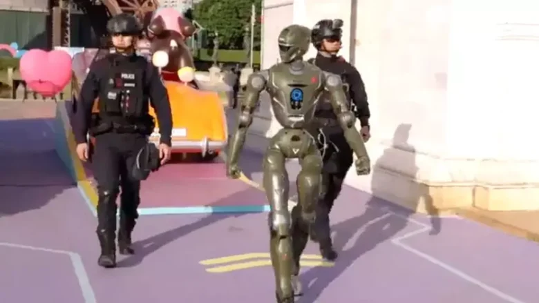 В Китае полиция тестирует гуманоидного робота T-800 для патрулирования улиц