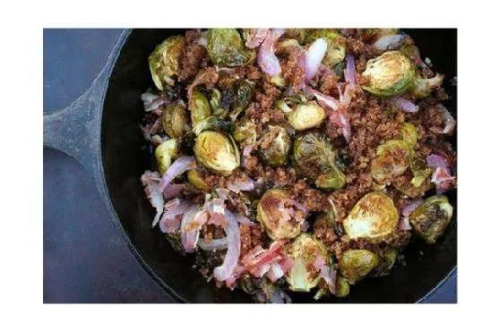 Жареная брюссельская капуста с красным луком и панчеттой