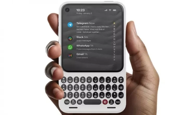 Clicks Communicator: презентация смартфона с физической клавиатурой перед CES 2026