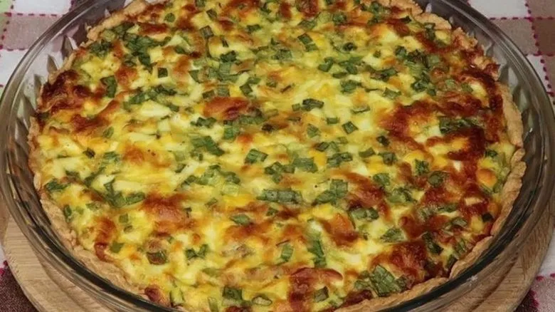 Бюджетный луковый пирог с плавленым сыром: пошаговый рецепт для повседневного меню