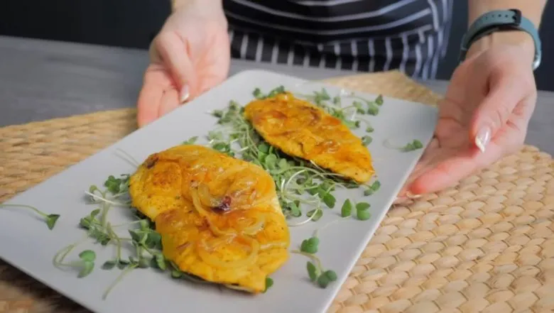 Как приготовить сочную куриную грудку без масла: пошаговый рецепт на сковороде