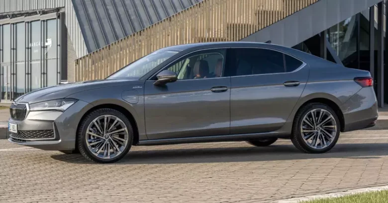 Škoda Superb с плагин-гибридом мощностью 200 кВт: характеристики, динамика и обновления модели