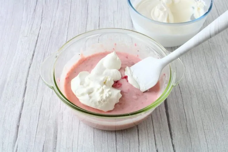 Десерт із заморожених ягід і йогурту: простий рецепт з двох інгредієнтів