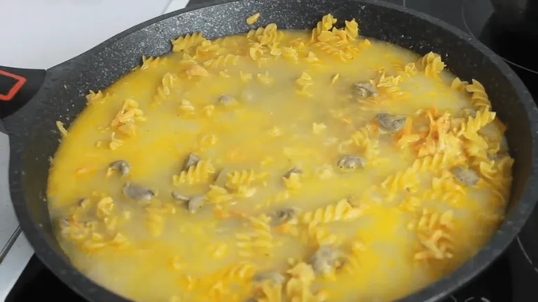 Как приготовить куриные сердечки с макаронами и нежным соусом