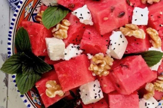 Салат с арбузом, фетой, орехами и семенами черного тмина