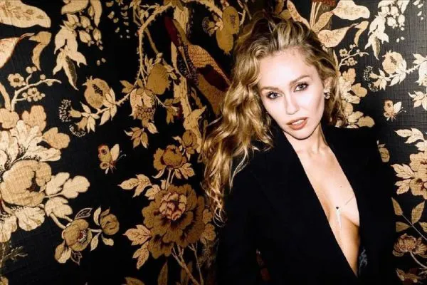 Майли Сайрус пригласила отца на 20-летие сериала «Ханна Монтана»