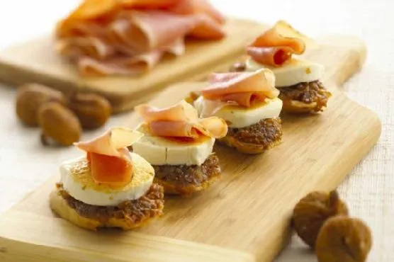 Кростини с козьим сыром, инжиром и прошутто