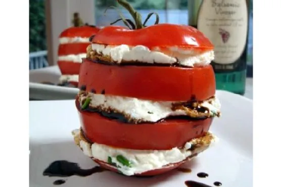 Салат из помидоров в виде стопки: вкусный и полезный рецепт