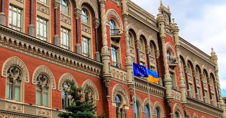НБУ удержал курс доллара на межбанке, но гривна обновила исторический минимум