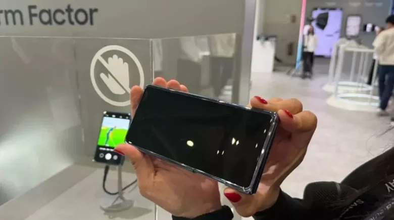Samsung представила прототип смартфона с выдвижным экраном на MWC в Барселоне