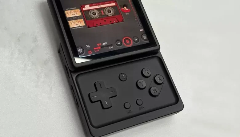 Anbernic випустить ретро-консоль із поворотним екраном у стилі Motorola Flipout